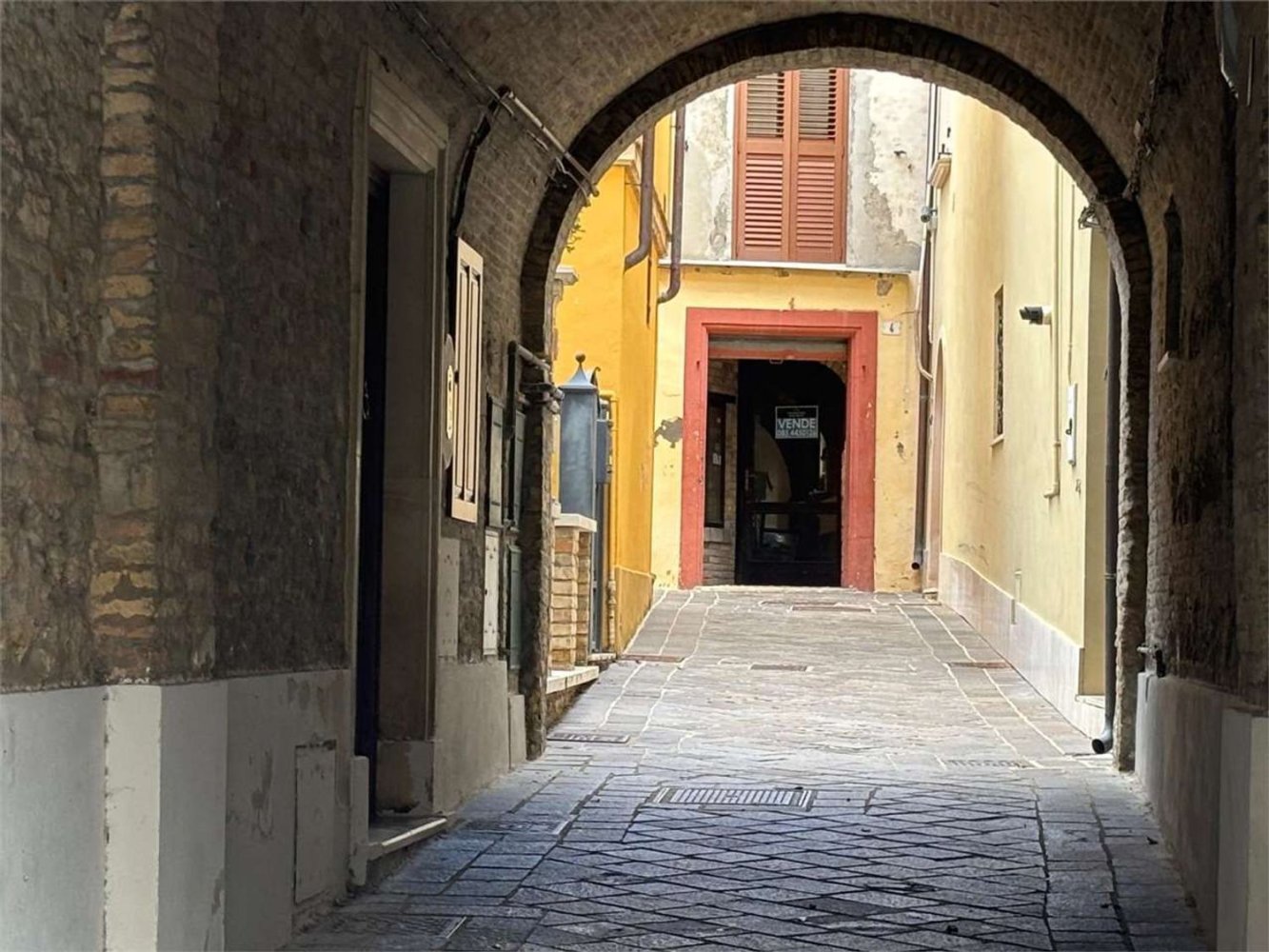 Propriété commerciale à Atri, Italy 150m² No. 402576