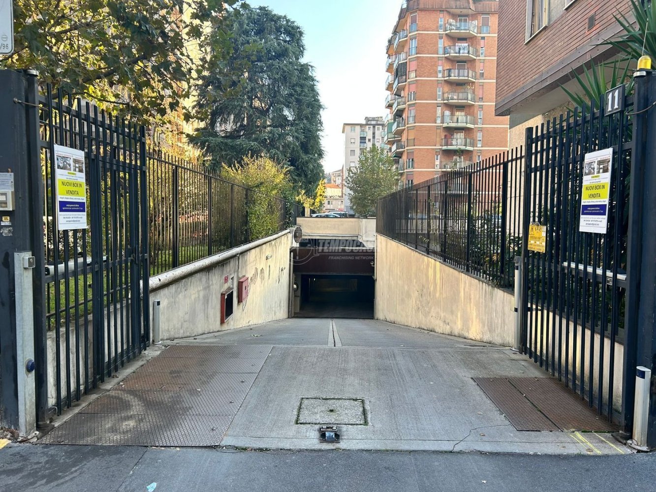  Garage in Milan, Italy No. 381409