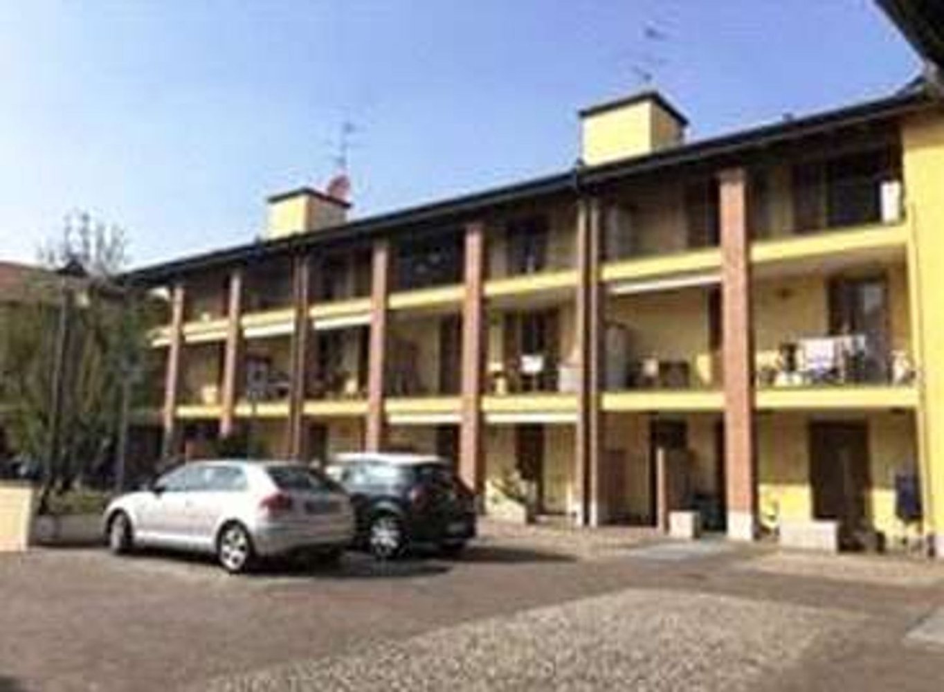 Apartamento de 2 habitaciónes en Burago di Molgora, Italy No. 8199