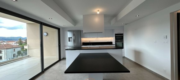 Apartamento de 2 dormitorios en Montelimar, France No. 300890 2