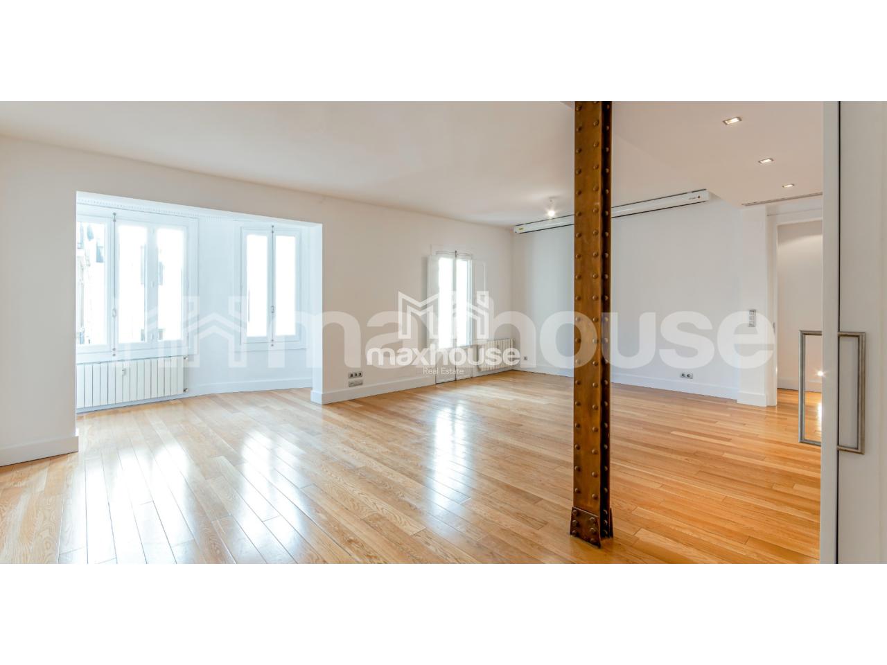 Apartamento de 3 dormitorios en Madrid, Spain No. 81806