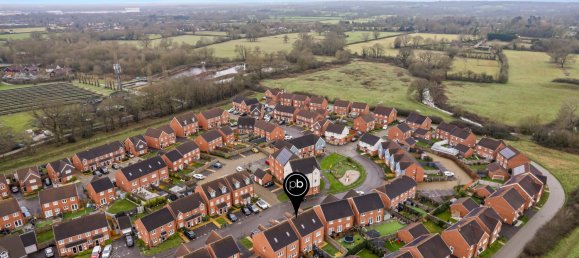 3 bedrooms House in Horley, United Kingdom No. 1013 12