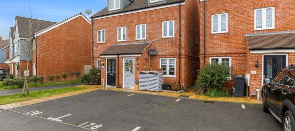 3 bedrooms House in Horley, United Kingdom No. 1013 2