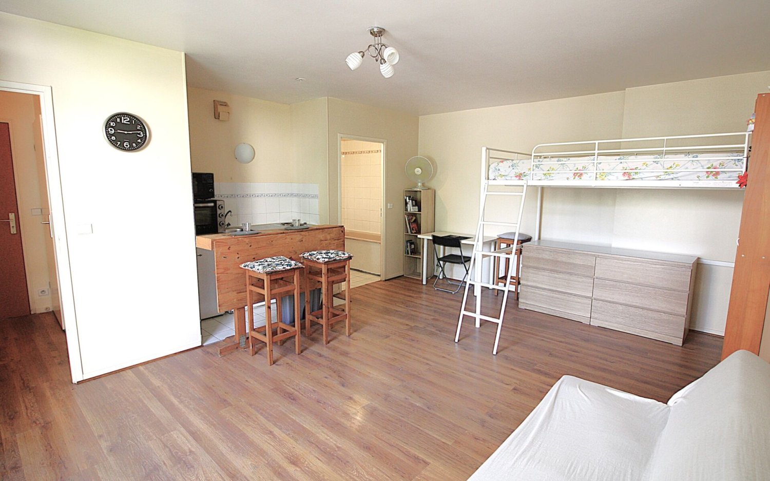 Estudio en Le Bourget, France No. 182299