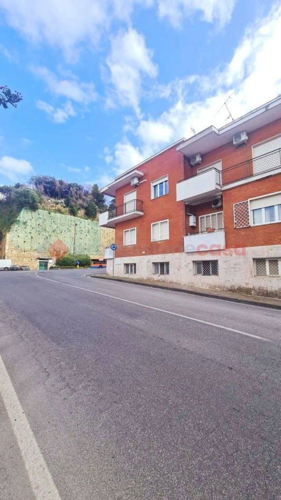 4 rooms Apartment in Naples, Italy No. 98070