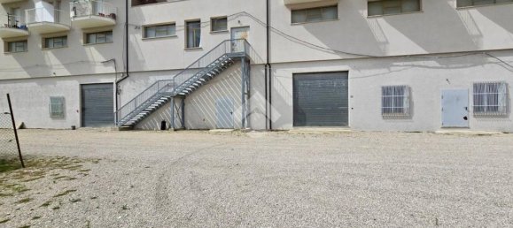 Entrepôt à Notaresco, Italy 309m² No. 361672 17