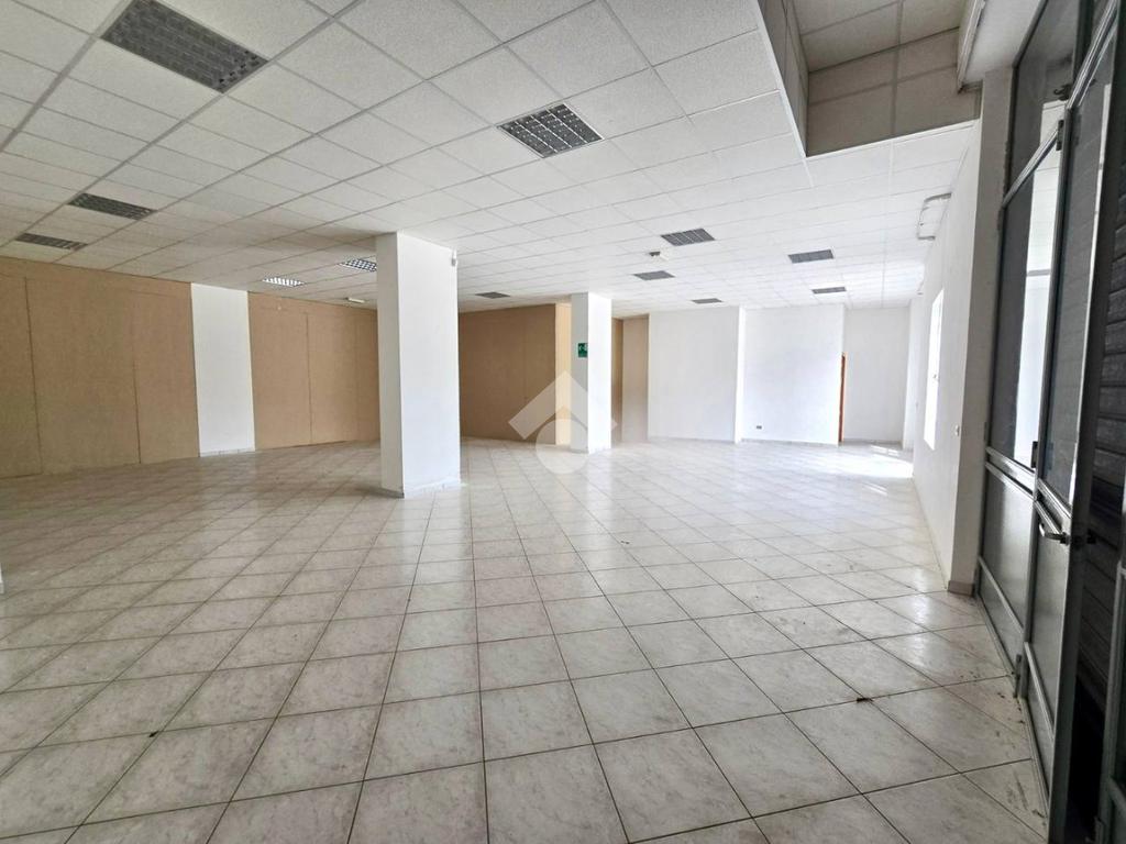 Entrepôt à Notaresco, Italy 309m² No. 361672