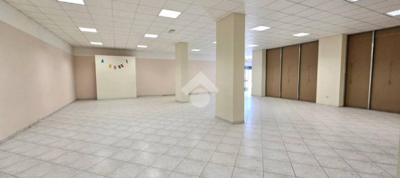 Entrepôt à Notaresco, Italy 309m² No. 361672 13