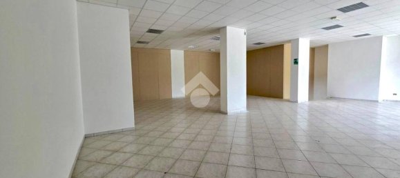 Entrepôt à Notaresco, Italy 309m² No. 361672 2