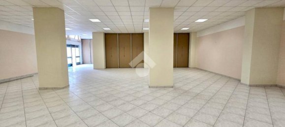 Entrepôt à Notaresco, Italy 309m² No. 361672 10