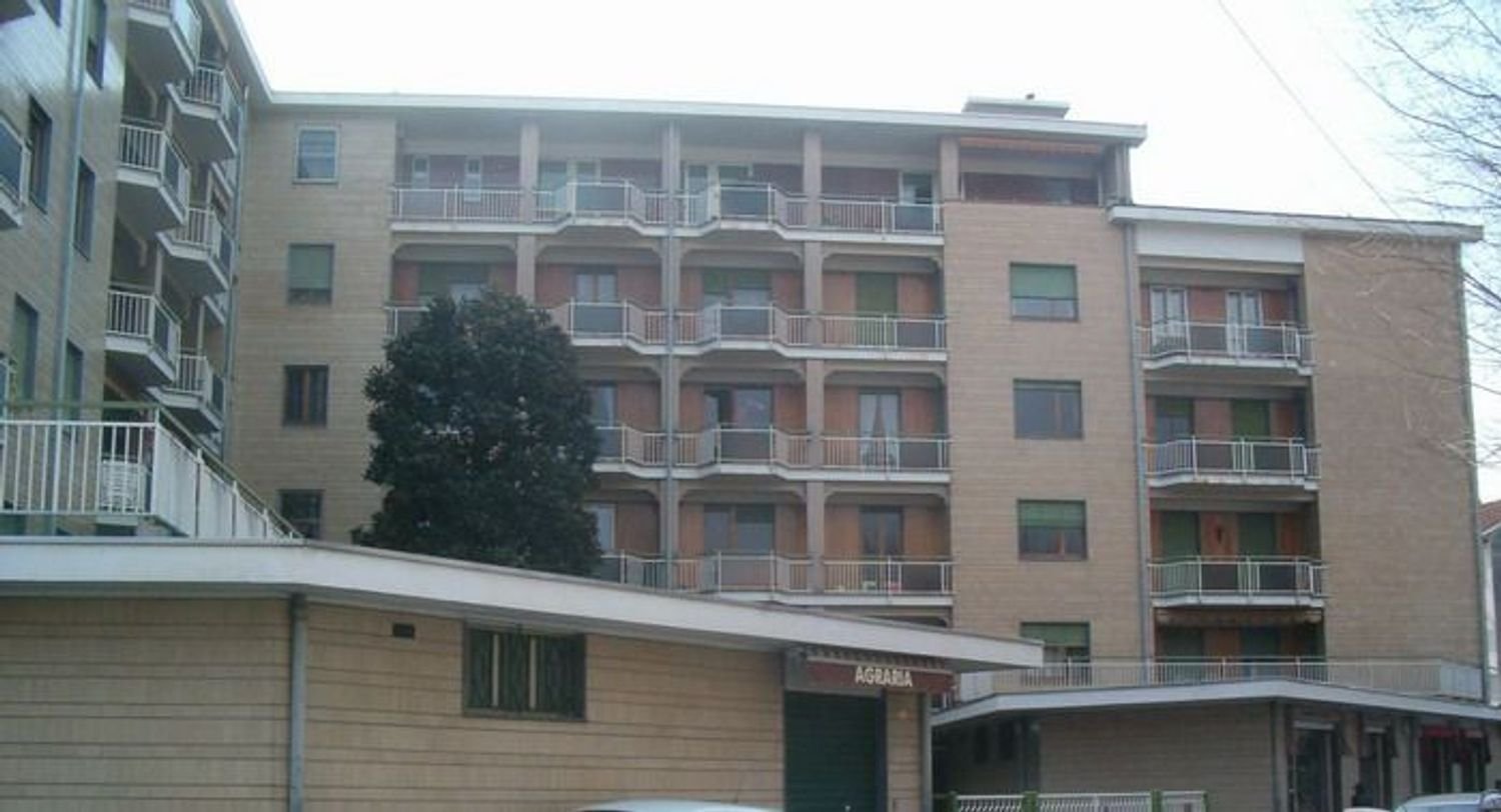 Квартира с 3 спальнями в Ивреа, Италия № 318612