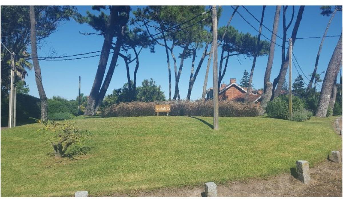 Casa de 4 dormitorios en Maldonado, Uruguay No. 10623