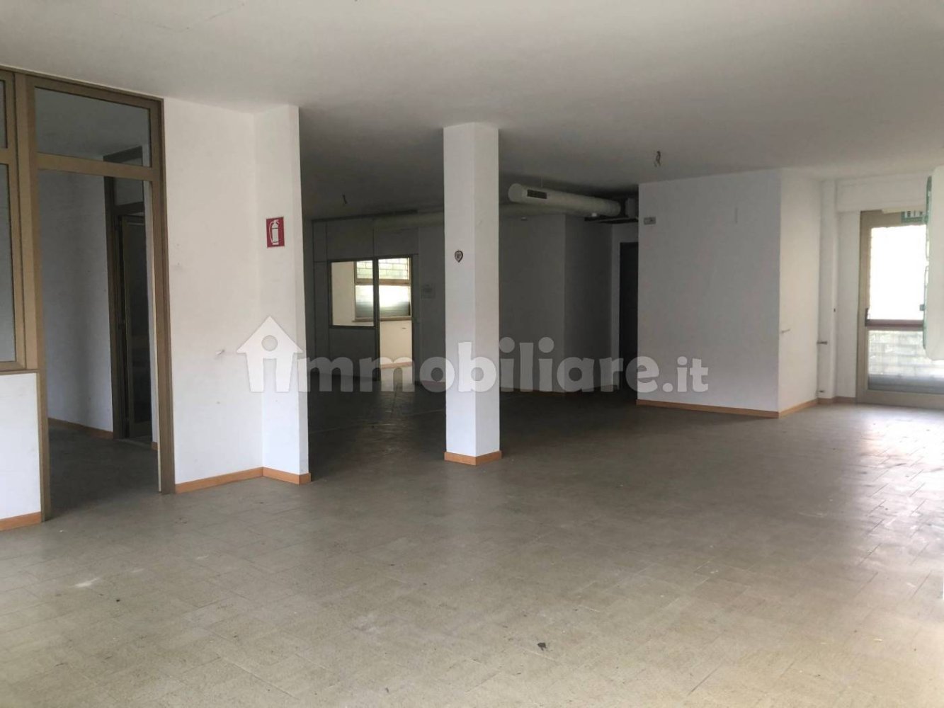 3 rooms Commercial property in Viareggio, Italy No. 153401
