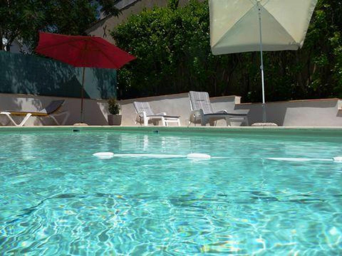 Oficina de 29 dormitorios en Cazaubon, France No. 21375