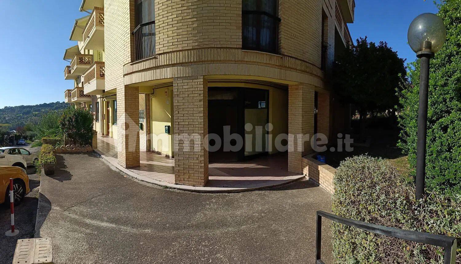 2 rooms Commercial property in Bucchianico, Italy No. 100815