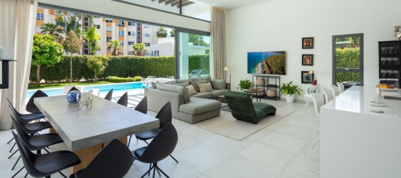 4 bedrooms Villa in Estepona, Spain No. 3052 11