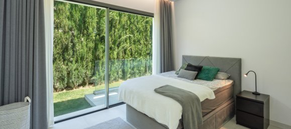 4 bedrooms Villa in Estepona, Spain No. 3052 8