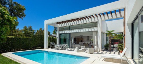 4 bedrooms Villa in Estepona, Spain No. 3052 3