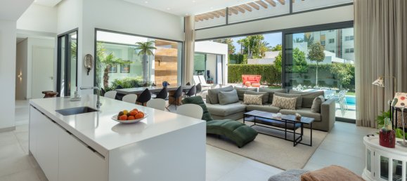 4 bedrooms Villa in Estepona, Spain No. 3052 12