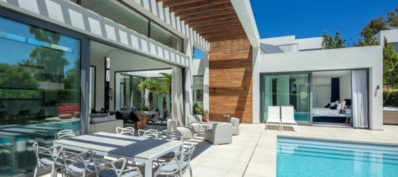 4 bedrooms Villa in Estepona, Spain No. 3052 4