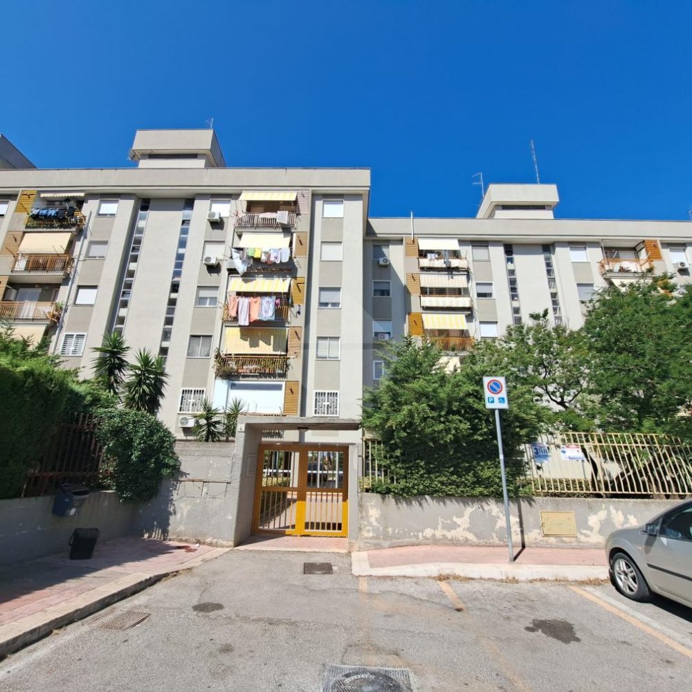 3 rooms Apartment in Bari, Italy No. 296442