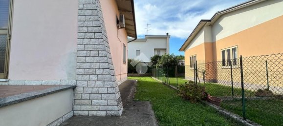 5 bedrooms Villa in Suzzara, Italy No. 363434 2