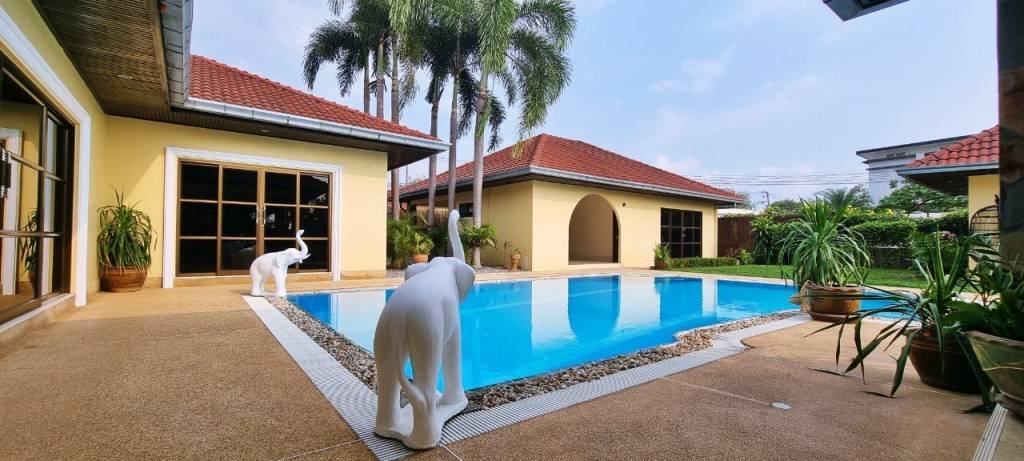 Villa de 4 dormitorios en Pattaya, Thailand No. 25416