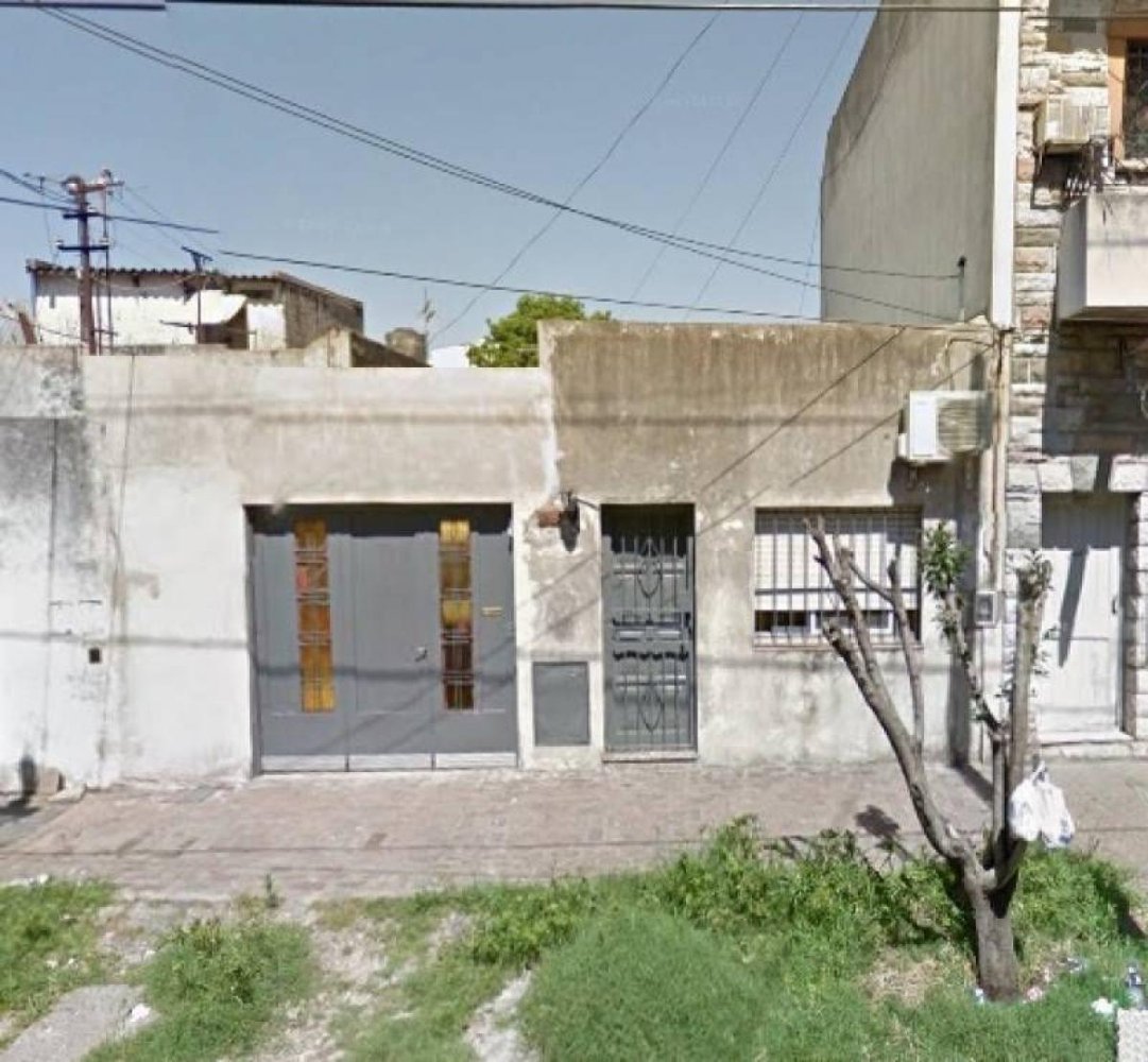 3 bedrooms House in Lanus, Argentina No. 52388