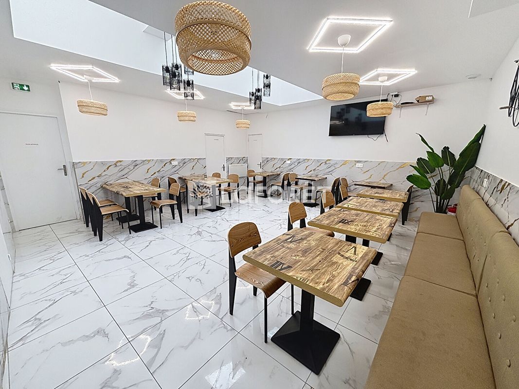 95m² Commercial property in Villejuif, France No. 141674