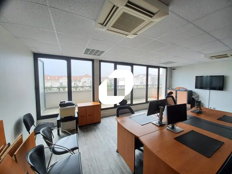 36m² Office in Bussy-Saint-Georges, France No. 302373