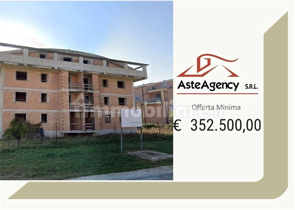 Edificio de 32 dormitorios en Corropoli, Italy No. 259297