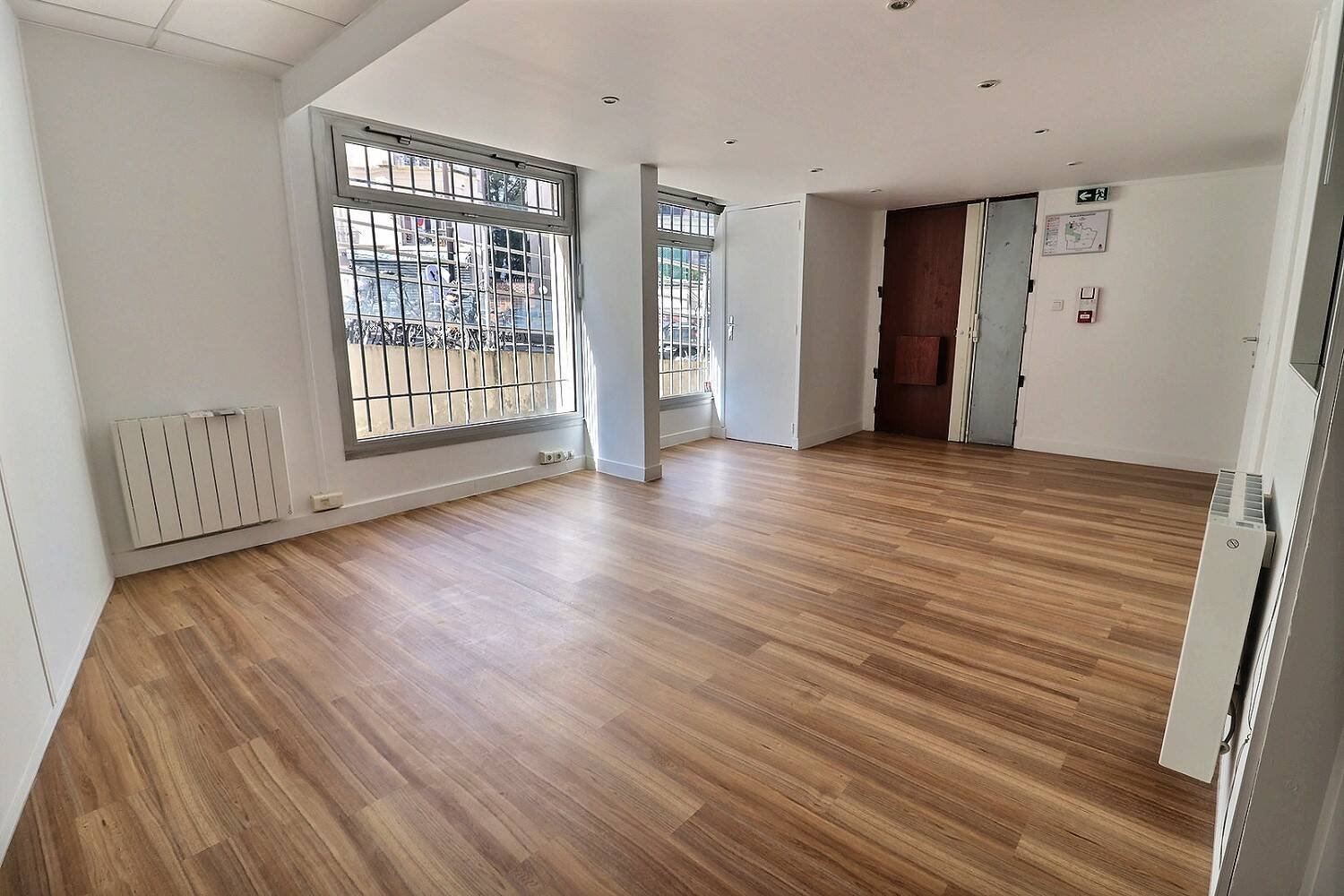 162m² Office in Paris, France No. 167807