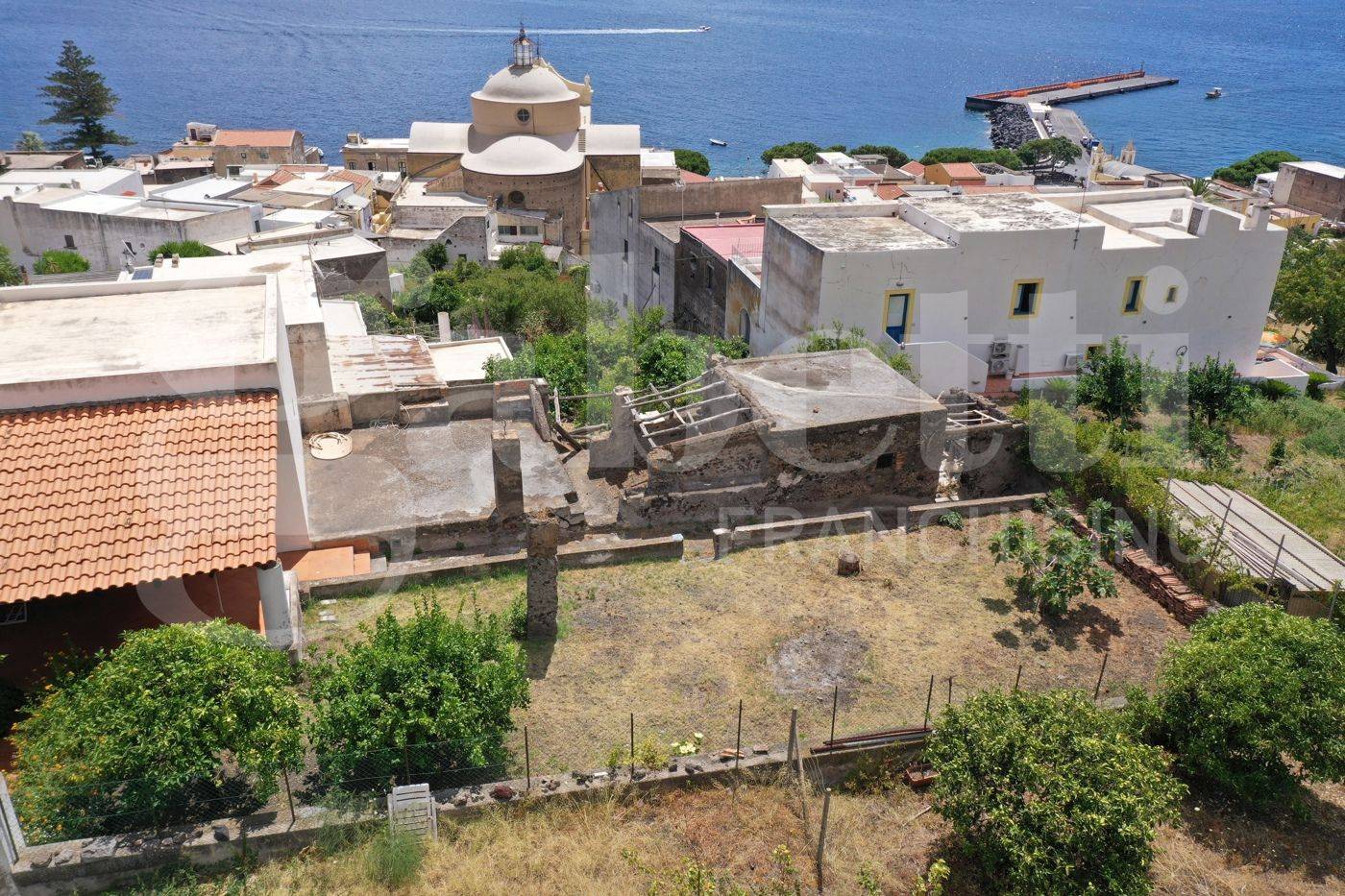 Дом с 3 комнатами в Санта Марина Салина, Италия № 307990