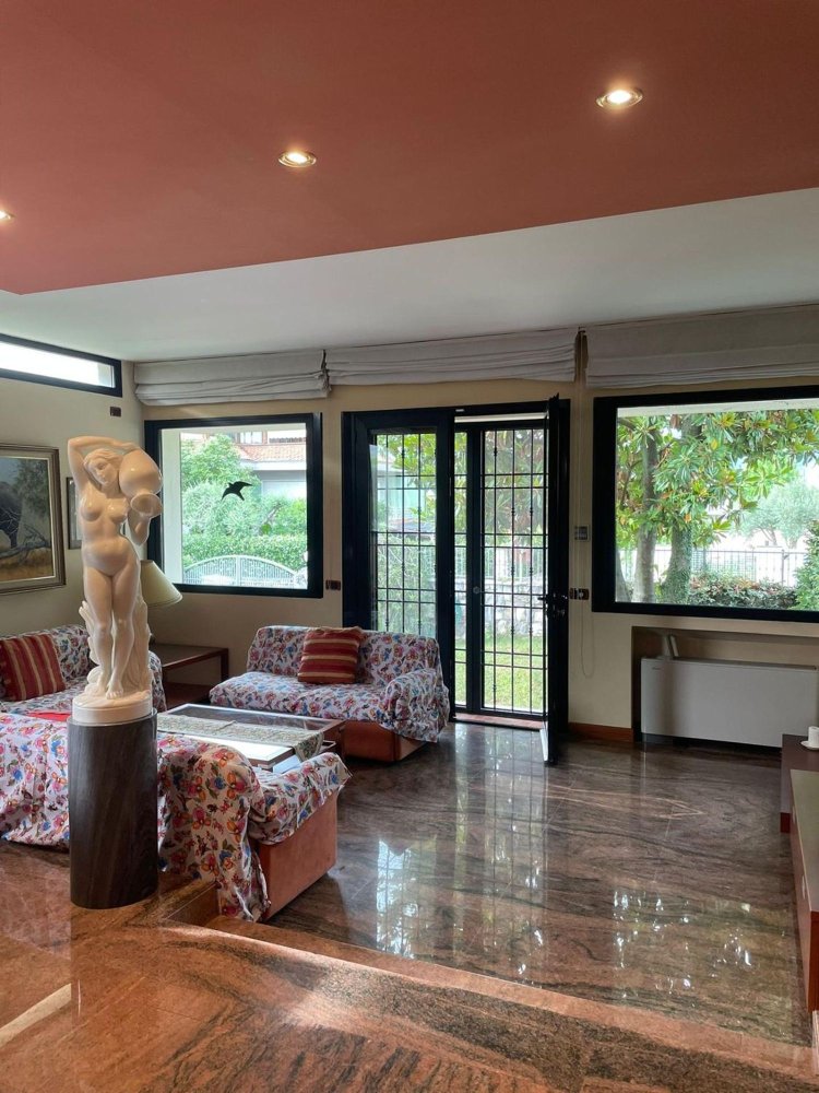 6 rooms Villa in Carrara, Italy No. 189021