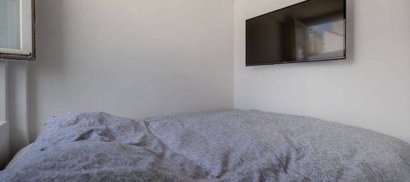 Studio in Paris, France No. 281083 11