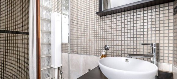 Studio in Paris, France No. 281083 9