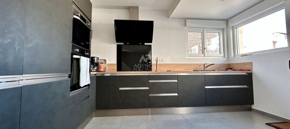 3 bedrooms House in Poissy, France No. 188385 2