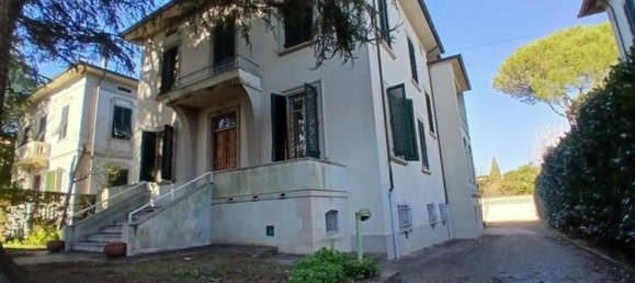 15 rooms Villa in Lucca, Italy No. 78368 2