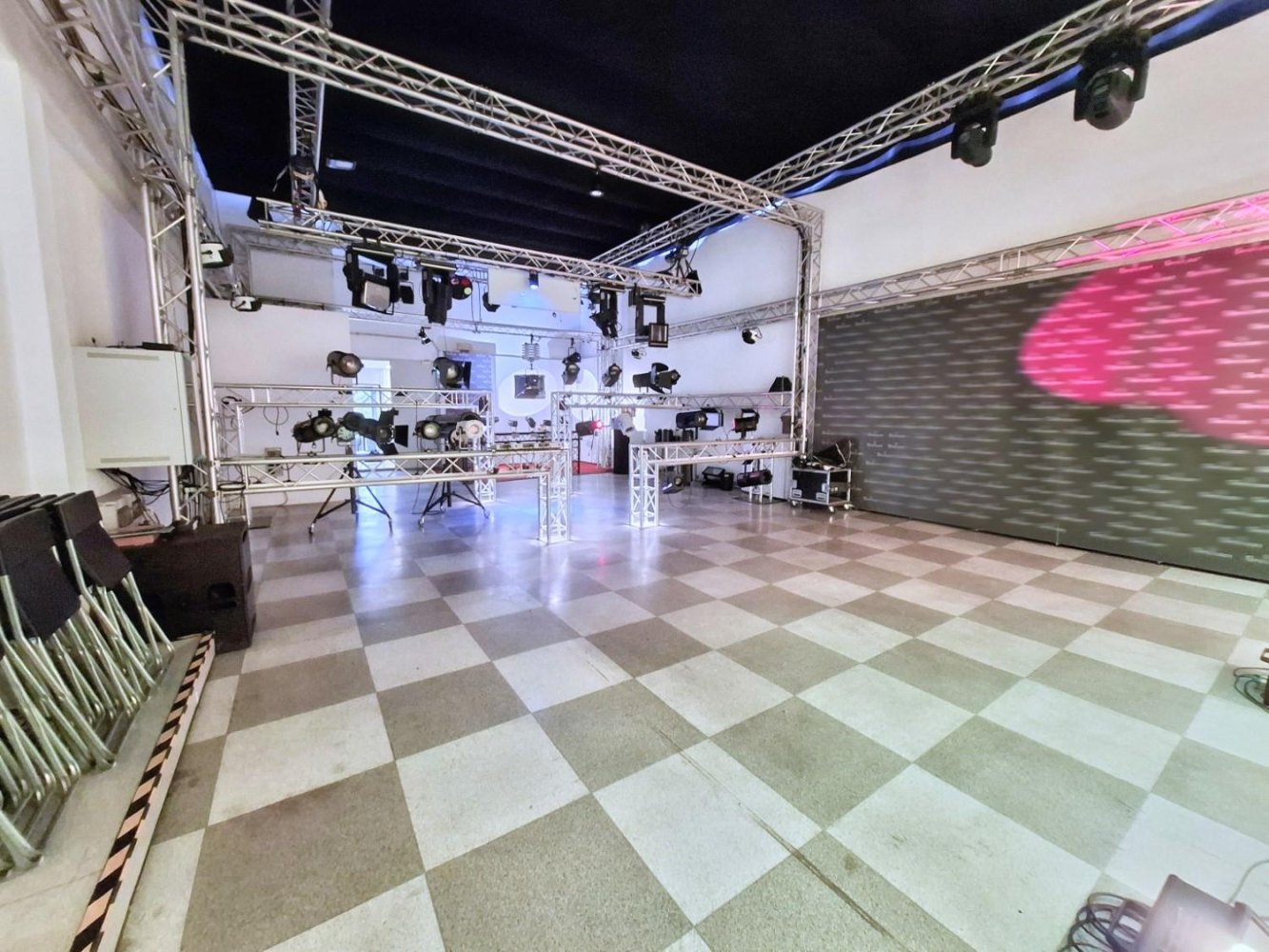 30 rooms Commercial property in San Giuliano Milanese, Italy No. 61479