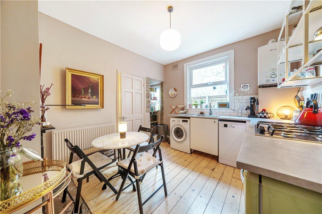 1 bedroom Maisonette in London, United Kingdom No. 7743