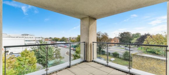 2 bedrooms Apartment in Surrey, United Kingdom No. 8600 4