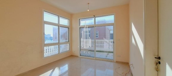 Вилла с 5 спальнями в Халифа-Сити, ОАЭ № 39967 4