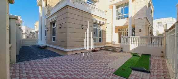 Вилла с 5 спальнями в Халифа-Сити, ОАЭ № 39967 3