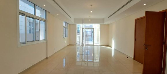 Вилла с 5 спальнями в Халифа-Сити, ОАЭ № 39967 2