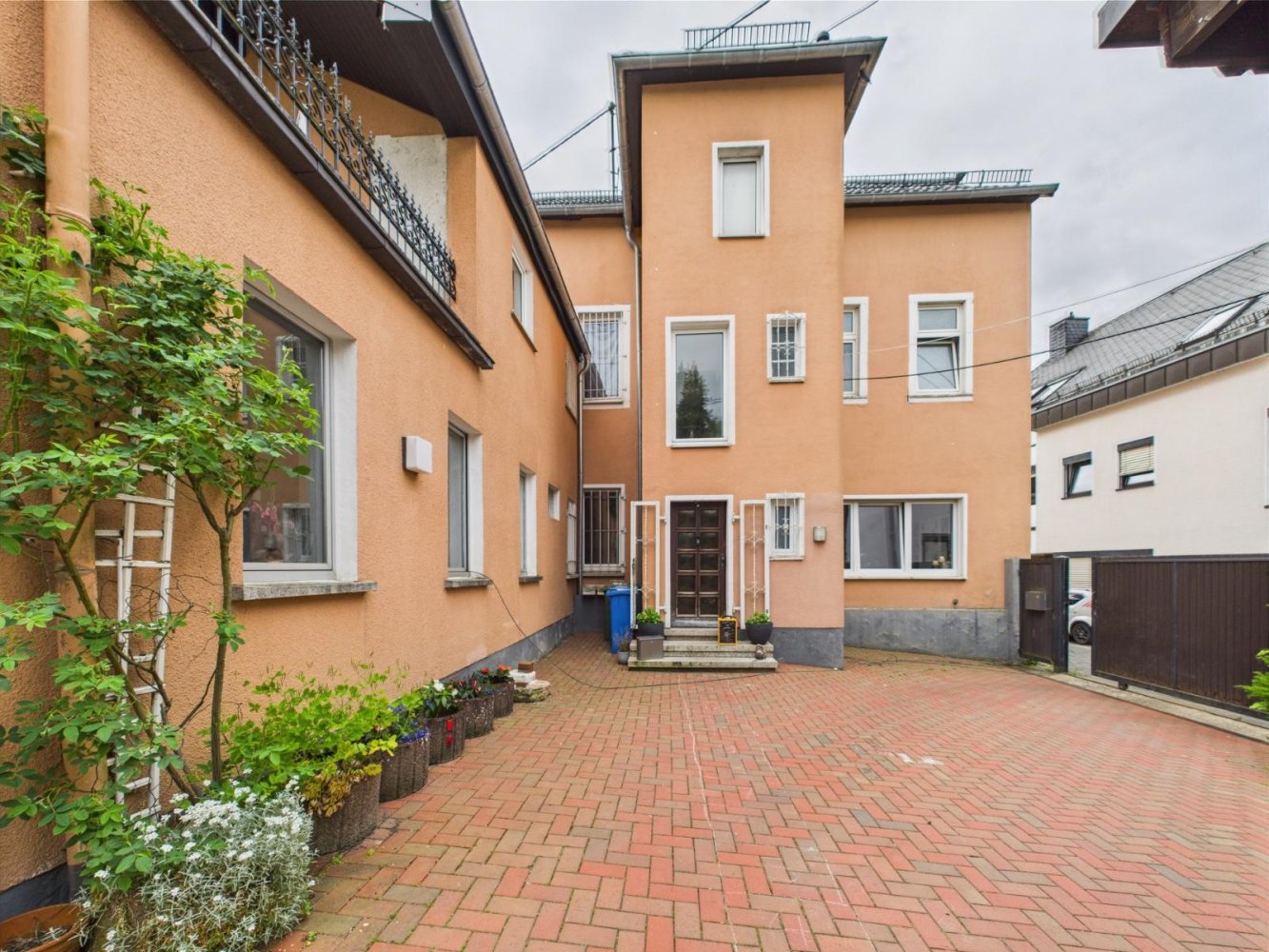 454m² Building in Neuwied, Germany No. 312180