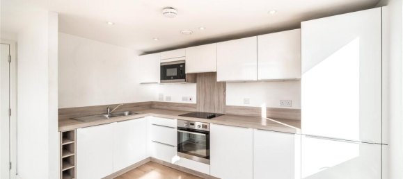 2 bedrooms Apartment in London, United Kingdom No. 12776 2