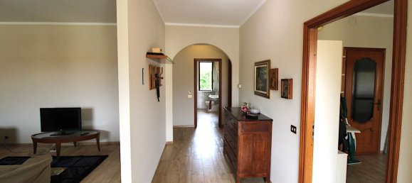 Дом с 4 комнатами в Треццо Тинелла, Италия № 141549 9