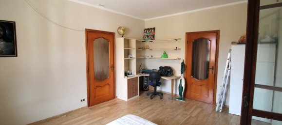 Дом с 4 комнатами в Треццо Тинелла, Италия № 141549 19