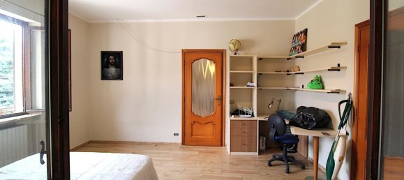 Дом с 4 комнатами в Треццо Тинелла, Италия № 141549 20