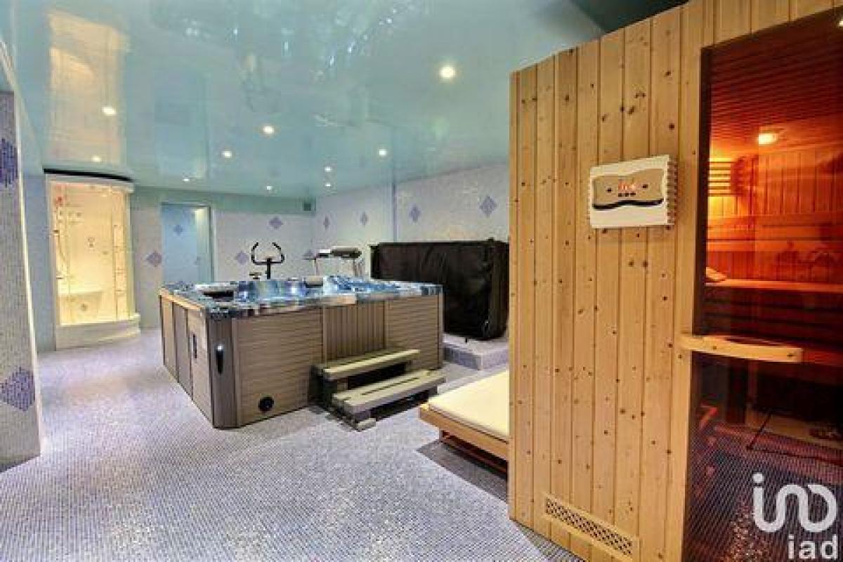 5 bedrooms House in Villecresnes, France No. 29567